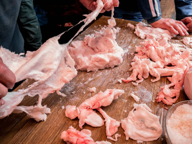 豚油を扱う作業員は、喫煙と保存のための塩と混合 - meat handling ストックフォトと画像