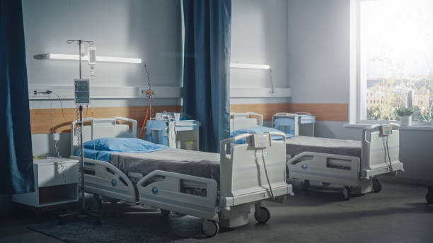 sala del departamento de coronavirus de cuidados intensivos del hospital con camas vacías. clínica moderna con equipos avanzados, mejor centro médico de tratamiento saludable, vista de ventana soleada y brillante. - sección hospitalaria fotografías e imágenes de stock