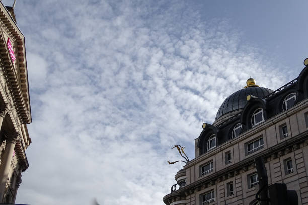 istock The golden divers - Piccadilly Circus 1321699272