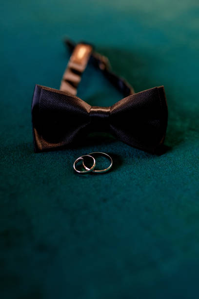 수영장 테이블에 나비 넥타이와 두 개의 결혼 반지 - couple traditional culture pair close up 뉴스 사진 이미지