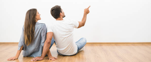 istock The sitting couple look the empty wall and gesture 1321710402