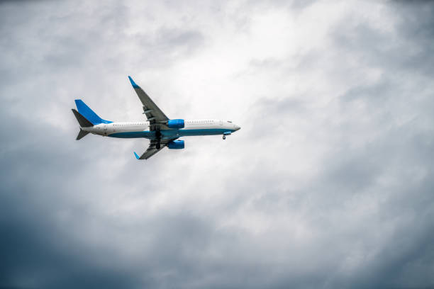 曇り空で民間旅客機を離陸 - airplane taking off sky commercial airplane ストックフォトと画像