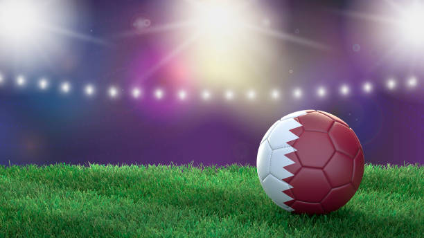 明るいぼやけたスタジアムの背景に旗の色でサッカーボール。カタール - playing field flash ストックフォトと画像