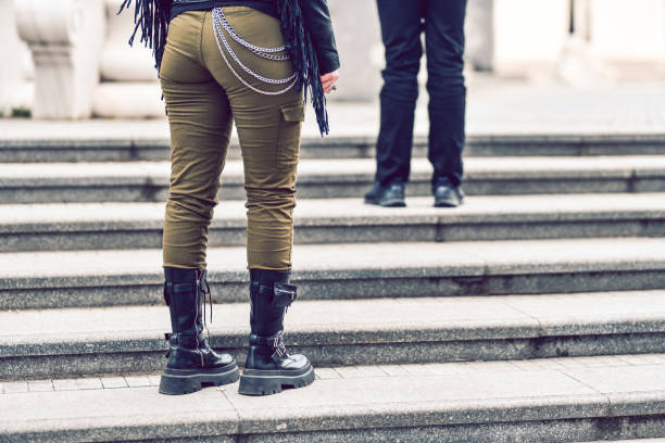 distanciamento social demonstrado por indivíduos góticos na escadaria do lado de fora - pants green camouflage men - fotografias e filmes do acervo