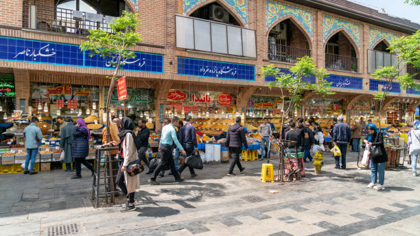 het stadscentrum van teheran met winkels en lokale mensen die winkelen, teheran, iran - iraanse cultuur stockfoto's en -beelden