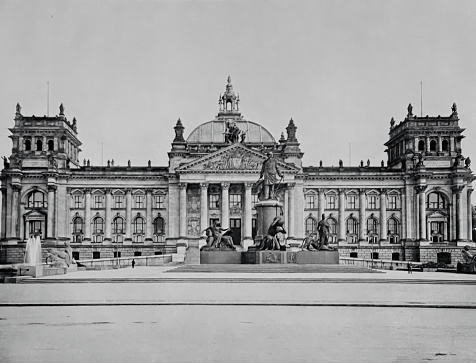 The building was built according to plans by the architect Paul Wallot between 1884 and 1894 in the neo-renaissance style in the Tiergarten district on the left bank of the Spree. It housed both the Reichstag of the German Empire and that of the Weimar Republic. Image from 19th century