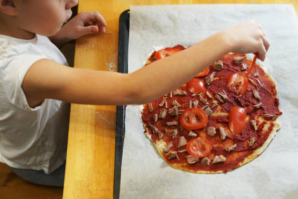 a garota cozinhando pizza saudável sem glúten com carne. - bread food baked 7 grain bread - fotografias e filmes do acervo