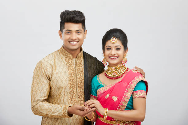 매력적인 행복한 북쪽 인도 커플 에 전통적인 드레스 - south india 뉴스 사진 이미지