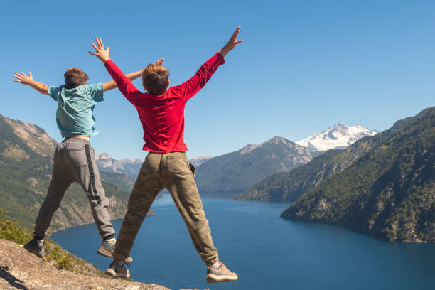 los amigos celebran los hermosos paisajes descubiertos en sus vacaciones. - bariloche argentina summer landscapes fotografías e imágenes de stock