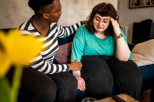 una giovane donna che conforta la sua amica - consoling foto e immagini stock