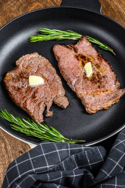 grilled beef meat chop round steak on a pan.  wooden background. top view - roast beef fotos imagens e fotografias de stock