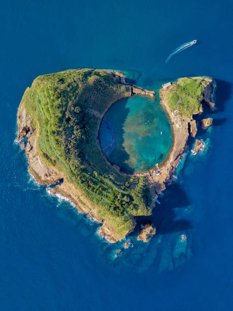 azory z lotu ptaka panoramiczny widok. widok na wysepkę vila franca do campo. krater starego podwodnego wulkanu. wyspa san miguel, azory, portugalia. serce rzeźbione przez naturę. widok z lotu ptaka. - volcanic crater zdjęcia i obrazy z banku zdjęć