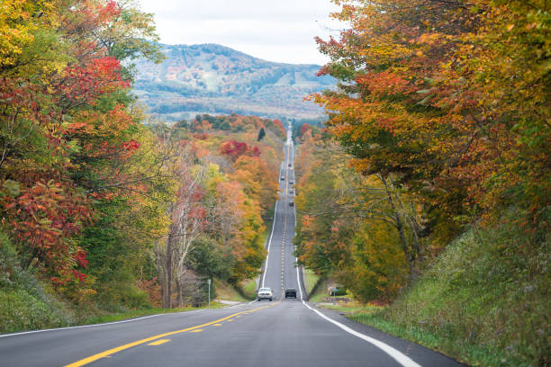 west virginia road highway e molte auto nel traffico il giorno autunnale autunnale vicino al blackwater falls state park e senca rocks con ripida collina - canaan valley foto e immagini stock