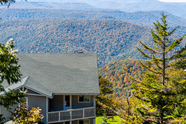 vista aérea de alto ángulo en las montañas allegheny por el edificio del condominio del apartamento casa de campo lodge en la pequeña estación de esquí pueblo de la ciudad de snowshoe, virginia occidental - house appalachian mountains architectural feature architectural styles fotografías e imágenes de stock