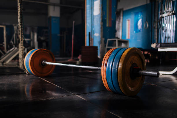 la calma prima della tempesta - barbell foto e immagini stock