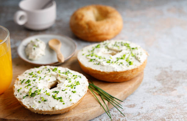 mesa de café da manhã com rosquinhas de queijo fresco. - cream cheese - fotografias e filmes do acervo