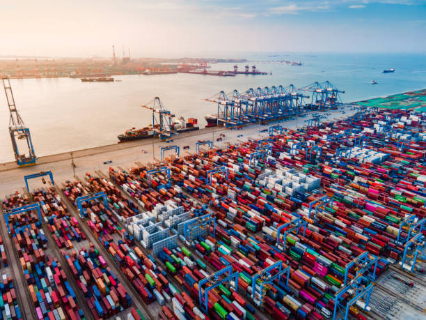 грузовые контейнеры в порту циндао в китае, азия - циндао стоковые фото и изображения