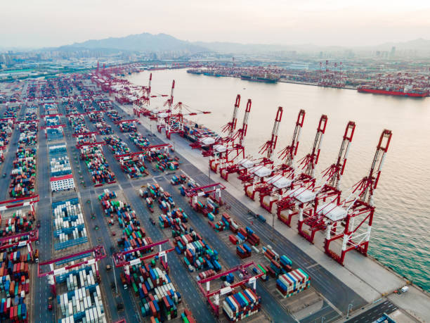 грузовые контейнеры в порту циндао в китае, азия - циндао стоковые фото и изображения