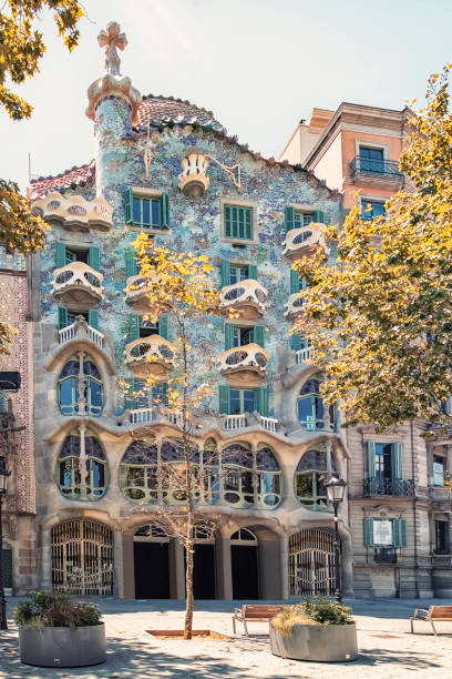 architecture des rues de barcelone - barcelona antonio gaudi casa battlo spain photos et images de collection