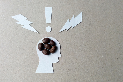 Los efectos de la cafeína en la imagen del cerebro de los granos de café, cartón y papel blanco photo