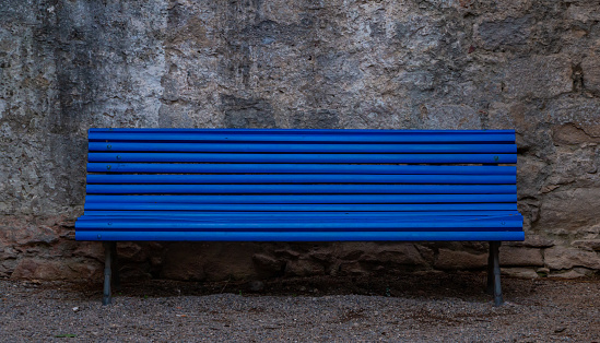 A picture of a blue bench.