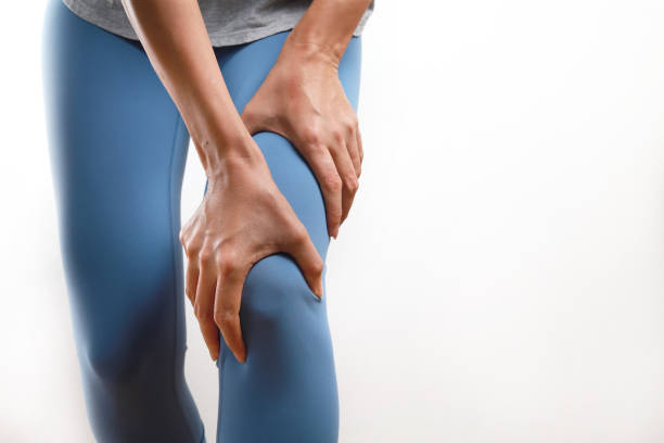 donna dolore al ginocchio, dolore alle gambe - pain human knee arthritis human joint foto e immagini stock