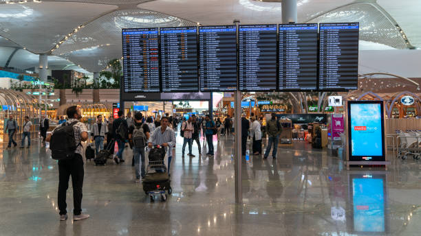 tableau horaire d’informations de vol dans le nouvel aéroport d’istanbul affichant les vols à venir, istanbul, turquie - aéroport ataturk photos et images de collection