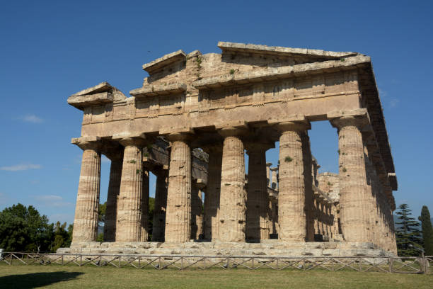 italia : veduta del tempio di poseidone o nettuno, a paestum, 2 giugno 2021. - temple of neptune foto e immagini stock