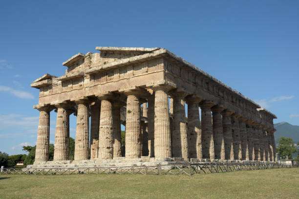 italia : veduta del tempio di poseidone o nettuno, a paestum, 2 giugno 2021. - temple of neptune foto e immagini stock