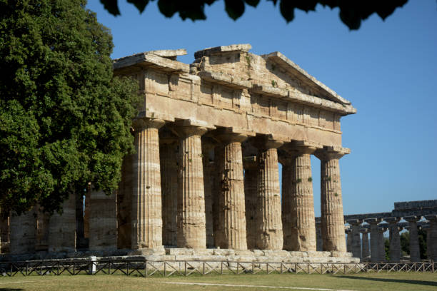 italia : veduta del tempio di poseidone o nettuno, a paestum, 2 giugno 2021. - temple of neptune foto e immagini stock