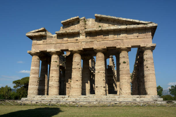 италия : вид на храм посейдона или нептуна, в паестуме, 2 июня 2021 года. - temple of neptune стоковые фото и изображения