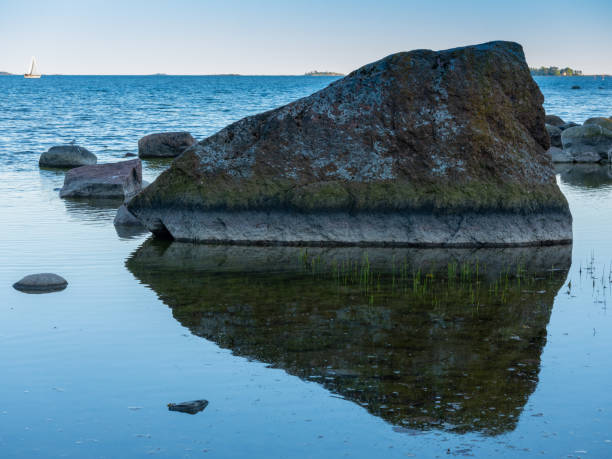 ウォーターフロントの自然の岩の形成。 - skerries ストックフォトと画像