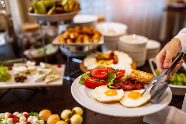 wählen sie das frühstück am restaurantbuffet - salatbüffet stock-fotos und bilder