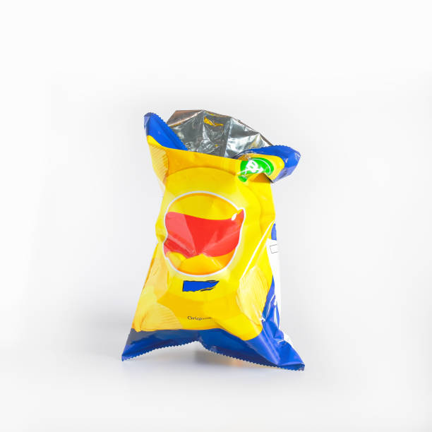 kartoffel-chips-tasche isoliert auf weißem hintergrund. snack-verpackung. - tasche stock-fotos und bilder