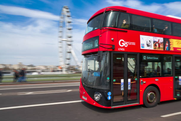 englischer doppeldeckerbus überquert westminster bridge - bus coach bus travel red stock-fotos und bilder