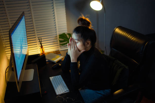 studentessa asiatica o imprenditrice lavora a tarda notte. - working late working computer busy foto e immagini stock