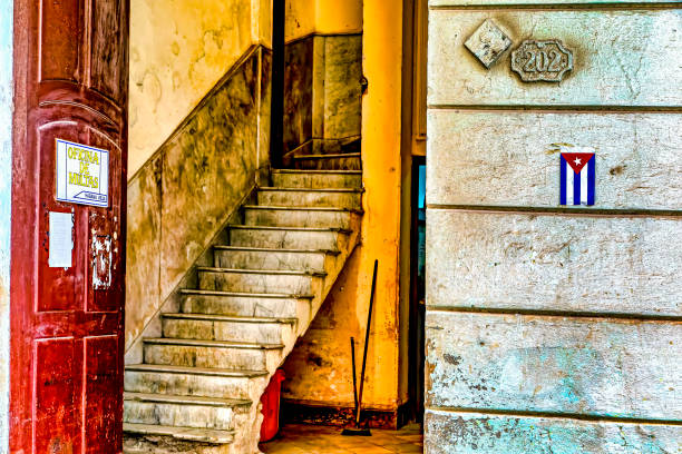 하바나의 오래된 사무실 건물의 계단 - oficina 뉴스 사진 이미지