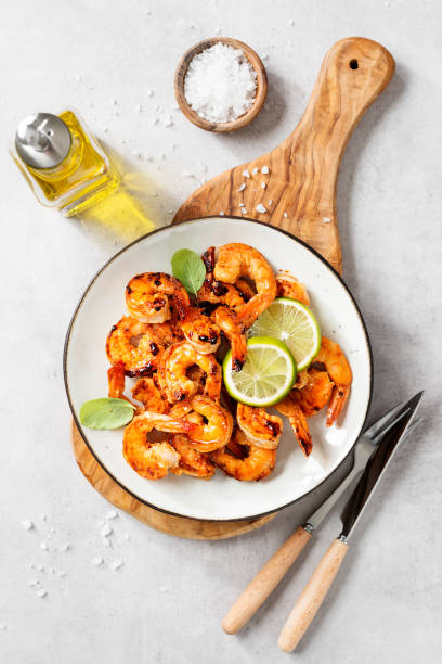 grillowane krewetki tygrysie z przyprawami i limonką - prepared shrimp prawn grilled lime zdjęcia i obrazy z banku zdjęć