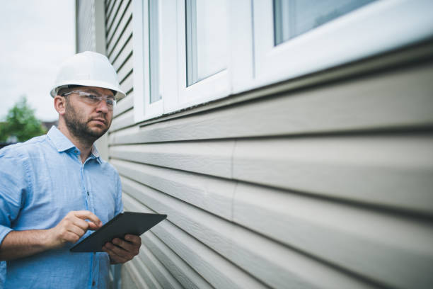 ispettore edio ediuto al lavoro - quality control examining house residential structure foto e immagini stock