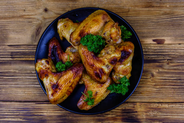 pile of the roasted chicken wings on plate. top view - 2113 imagens e fotografias de stock