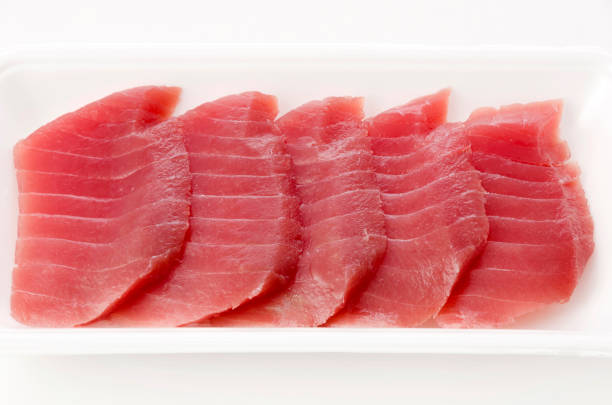 filetes de atún crudo fresco sobre fondo blanco - fresh tuna fotografías e imágenes de stock