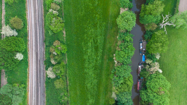 グランドユニオン運河と空からの鉄道 - warwickshire narrow nautical vessel barge ストックフォトと画像