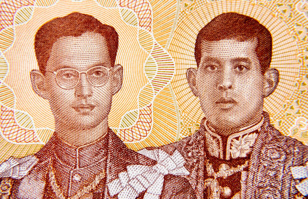 retrato de los reyes tailandeses bhumibol y vajiralongkorn - phumiphon aduldet fotografías e imágenes de stock