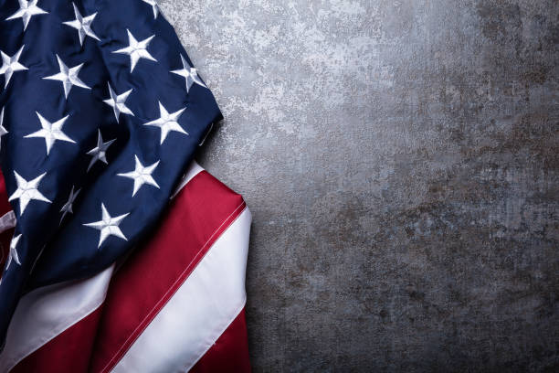 bandera estadounidense sobre fondo concreto - bandera estadounidense fotografías e imágenes de stock