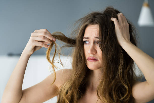 problema e danni del groviglio dei capelli - loose hair foto e immagini stock