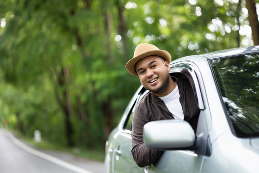 A young man drove to the provinces and went out of town. He parked on the side of the road Then took the body out of the car door window