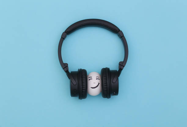 chicken egg happy face with headphones on a blue background. - chicken egg audio imagens e fotografias de stock