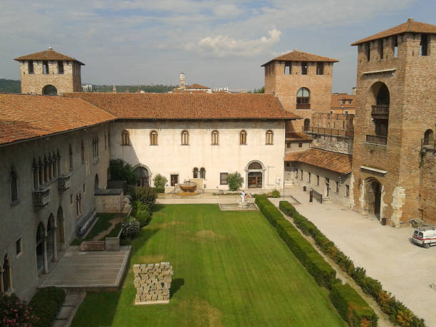 castillo viejo de castelvecchio en verona - north eastern italy fotografías e imágenes de stock