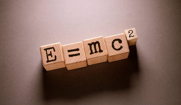 e = mc 2 palabra con cubos de madera - mc2 fotografías e imágenes de stock