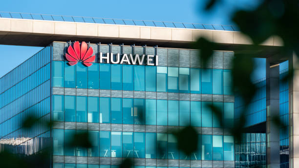 French headquarters of Huawei Technologies, Boulogne-Billancourt, France Boulogne-Billancourt, France - June 6, 2020: French headquarters of Huawei Technologies, chinese multinational company which designs, develops, and sells telecommunications equipment and smartphones. Blurred foliage in the foreground outer paris stock pictures, royalty-free photos & images